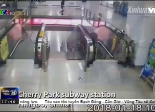 TQ: Bé trai thoát chết trong thang cuốn